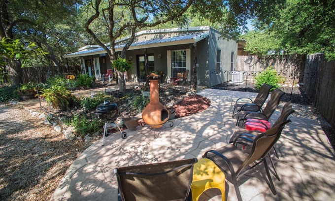 Comal County Cabaña | Un resort familiar que admite mascotas lo espera en el tranquilo Texas Hill Country