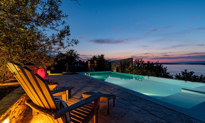 Vela Luka Villa | Un sueño: puesta de sol, una copa de vino y paz celestial directamente en el mar
