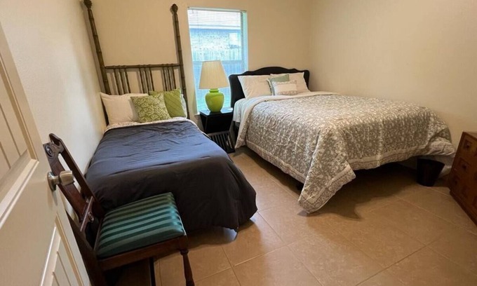 Tyler Apartamento | A Duplex "Emerald" nearby Hospitals, TJC, Nurses, Work Crews