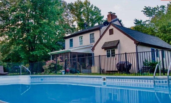 Warwick Casa | Un retiro de estilo europeo en la costa este de Marylands con piscina privada