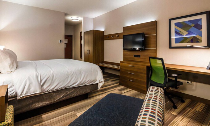 Farmington Hills Casa | A Fabulous King Room for Business and Leisure