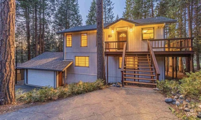 Phoenix Lake-Cedar Ridge Cabina | A family friendly cabin nestled in the beautiful Stanislaus National Forest.