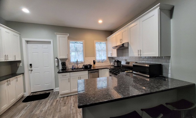 Somerville Apartamento | A family type unit in the midst of downtown Somerville crowded by restaurants