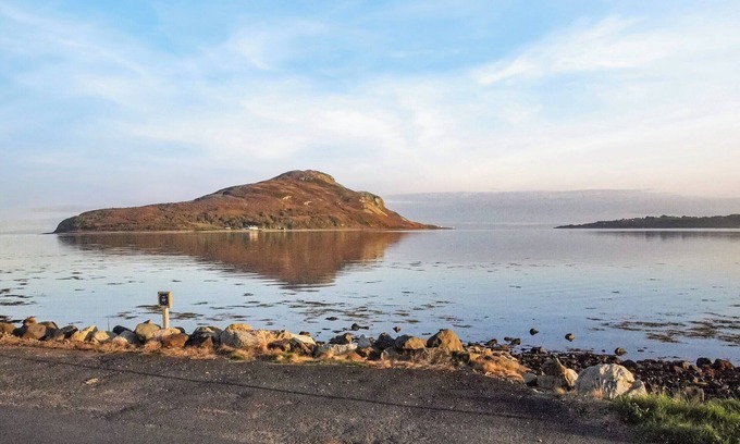 Isle of Arran Cabaña | A fantastic family home situated on the seashore with stunning views over Lamlash Bay to Holy Isle.