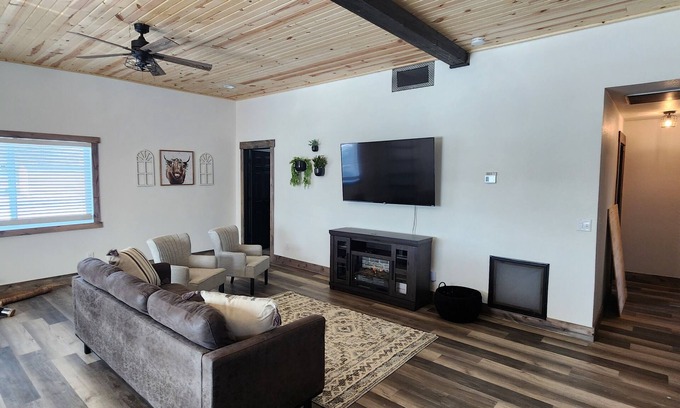 Gillette Casa | A Farmhouse style lodge, Centrally Located & Family Friendly Unit!