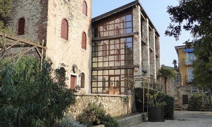 Lazise Old Town Cabaña | Una fascinante torre medieval en las orillas del lago de Garda