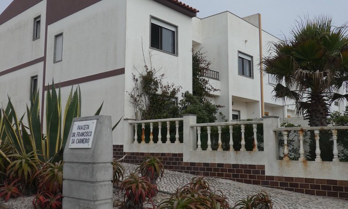 Praia de Santa Cruz Villa | A pocos metros de una playa magnífica para la práctica del surf.
