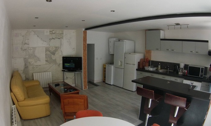Anatole France Danton Casa | Un piso por cada uno. Casa en el centro. 3 cuartos, 3 banos, 4WC, Patio, plancha