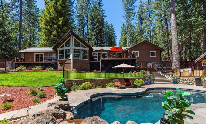 Foresthill Chalet De Esquí | A Forest Mini Resort with a fabulous pool & rustic mountain luxury at its best!
