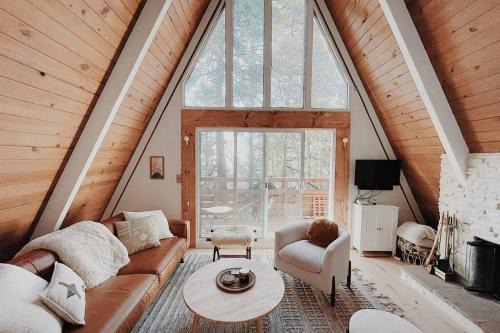 Arrowhead Villas Casa | A-Frame Cabin in The Woods, Close to Shops!