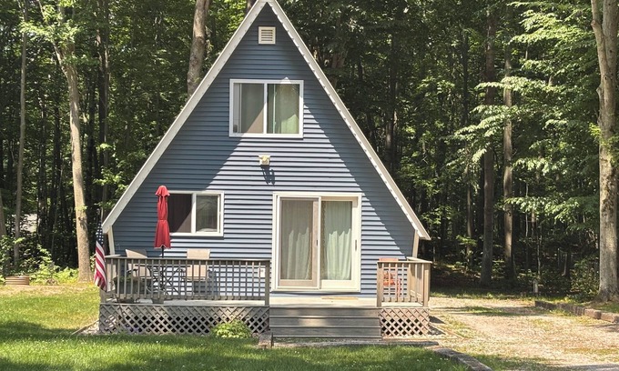 Ludington Cabina | A-Frame Cabin: Near Hamlin Lake, Pet Friendly, Trailer Parking