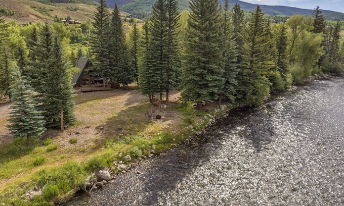 South Forty Cabina | Cabaña con estructura en A en el río Azul en Silverthorne, cubierta grande, pesca, fácil viaje a la ciudad y centros turísticos