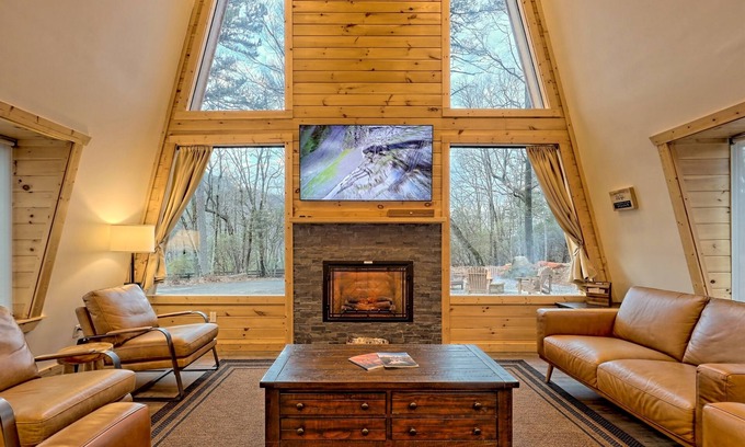 Helen Cabina | 10 Min to Helen | Hot Tub, Mtn Views, Game Room