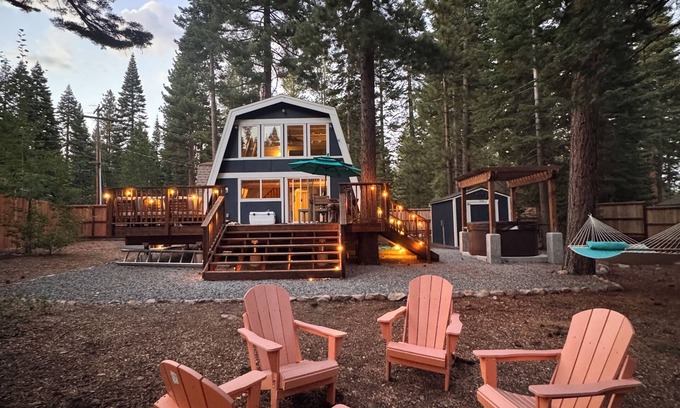 Carnelian Bay Cabina | A-Frame- Fenced Backyard, Pet OK, Walk2Beach, Hot Tub, Near Northstar/ Palisades