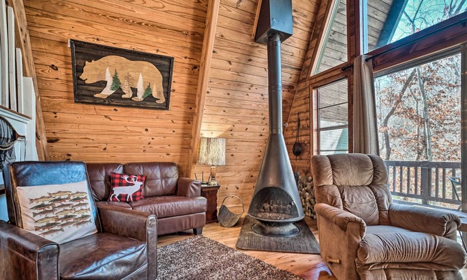 Young Harris Cabina | 'A-Frame Of Mind’ Cabin on Brasstown Creek!