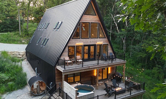Beloit Cabina | A-Frame Riverside Luxury: Hot Tub, Sauna, Arcade & Views!