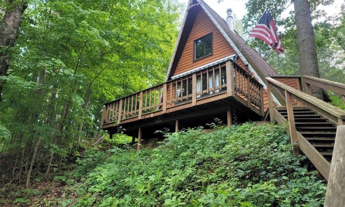Luther Cabina | A-Frame Secluded Riverfront Outdoor shower