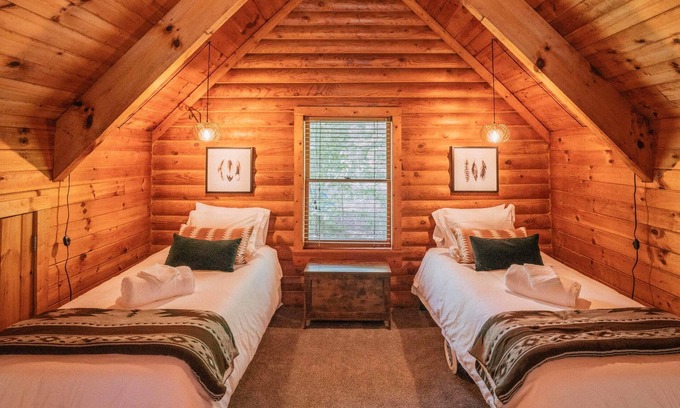 Gainesville Cabina | A-Frame w/Hot Tub, K beds +more!