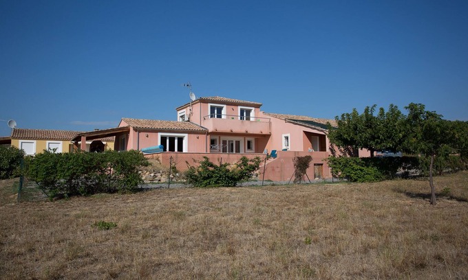 Cessenon-sur-Orb Villa | Una villa totalmente accesible para sillas de ruedas con excelentes vistas.