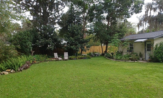 Fort King District Cabaña | A GARDEN COTTAGE in the City !