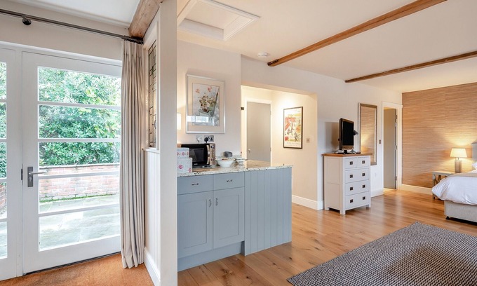 Chelmondiston Cabaña | 1 bedroom accommodation in Chelmondiston, near Ipswich