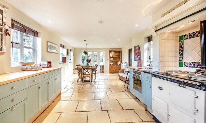 Langport Cabaña | 5 bedroom accommodation in Henley, near Langport