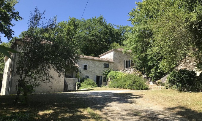 Fauroux Otro | Una hermosa casa de campo rústica aislada con gran piscina y magníficas vistas.