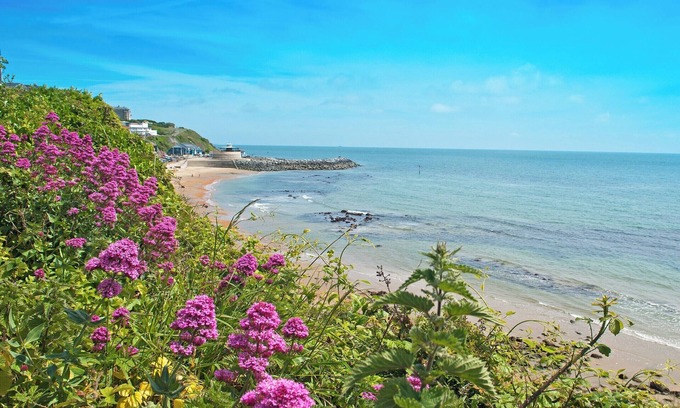 Ventnor Cabaña | A gorgeous Shepherd’s Hut with stunning views, hot tub and indoor pool.