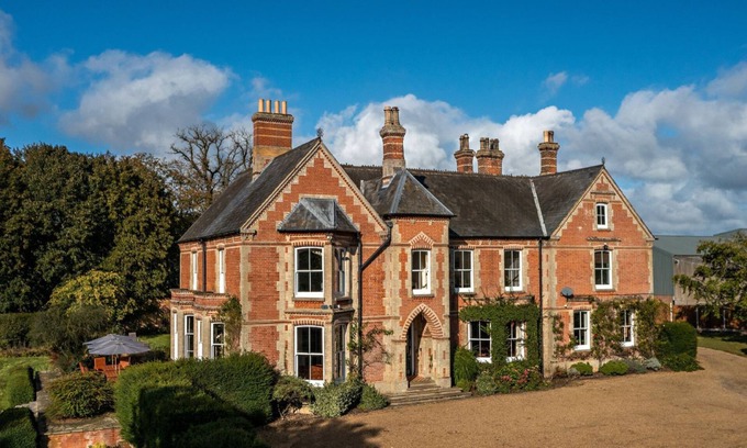 East Dereham Cabaña | A grand 11 bedroom Victorian property, which sleeps 26 people.
