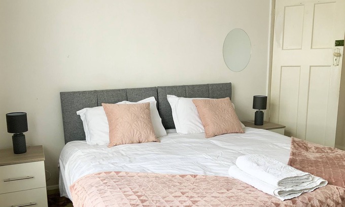 Heston Central Casa | Shenley House Is a 4 bedroom in Hounslow. Driveway for 3 car and 10 minutes drive to Heathrow Air...
