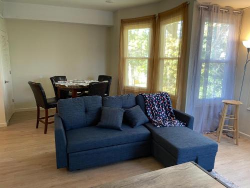 Newark Apartamento | A Great Day in Newark - Elite 3 BR Sunny Retreat