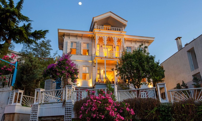 Adalar Casa | A Great sea view room with shared bathroom