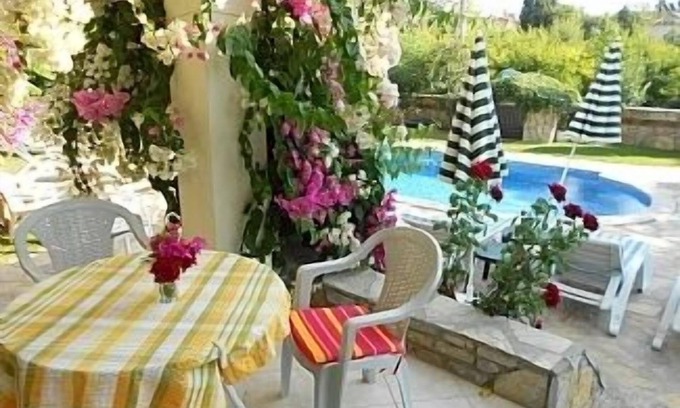 Dalyan City Center Apartamento | Un apartamento en planta baja con piscina compartida en terrenos bien cuidados