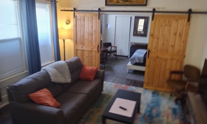 Alexandria Apartamento | A Happy Place! 1-bedroom apartment in lovely Alexandria with private parking