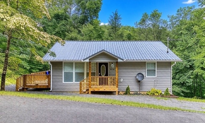 Sevierville Chalet De Esquí | A Hillbilly Get-a-way -Get $951 of FREE attraction tickets for each paid day!