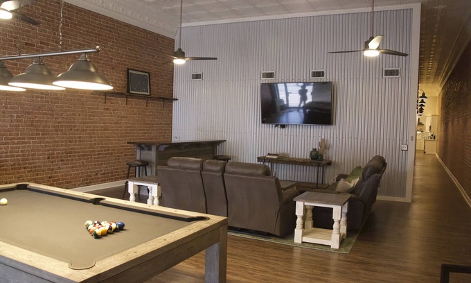 Matador Cabina | Un oasis urbano fresco y moderno en el oeste rural de Texas - Salón 1 (4 rms disponibles para alquiler)