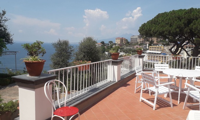 Seiano Villa | Una casa histórica en el camino a Sorrento. Impresionantes vistas, patios y jardines.