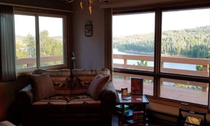 Crystal Lake Casa | Un hogar lejos del hogar con vistas al lago.
