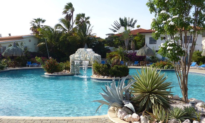 Willemstad Apartamento | Un hogar lejos del hogar en el Caribe, ubicado cerca de playas con una gran piscina.