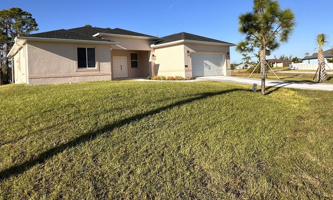 Jacarandas Casa | A HOME AWAY FROM HOME - Nestled in the quiet surroundings of Cape Coral Fl