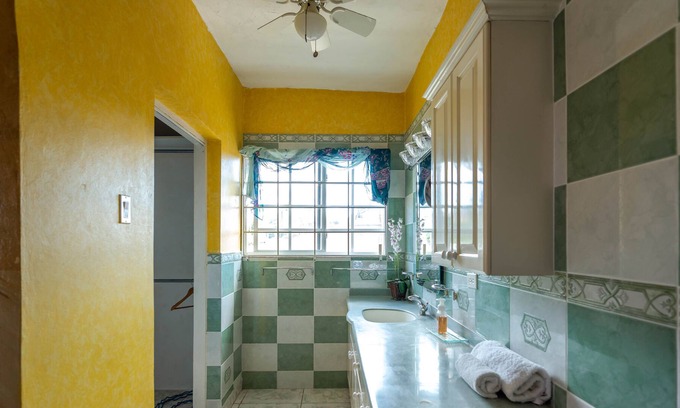 West Gate Hills Casa | A home fit for a King.