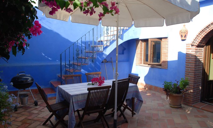 Maro Casa | Un hogar lejos de casa en el corazón del pueblo, con wifi gratis, español y TV Reino Unido