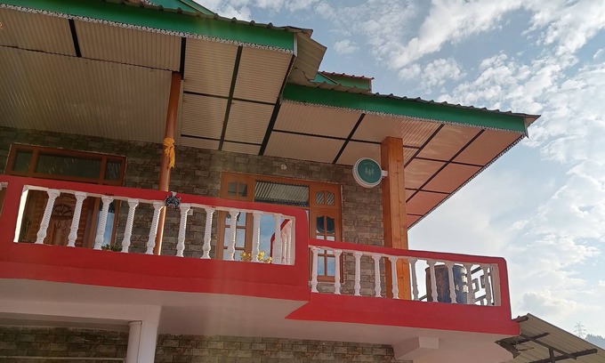 Jhakri Cama Y Desayuno | A homestay that embodies the true essence of Himachal Pradesh.