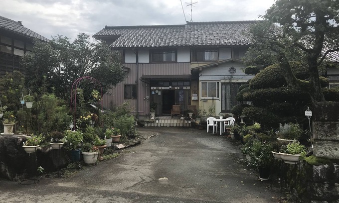 Uozu Casa | Una casa con jardín rural.