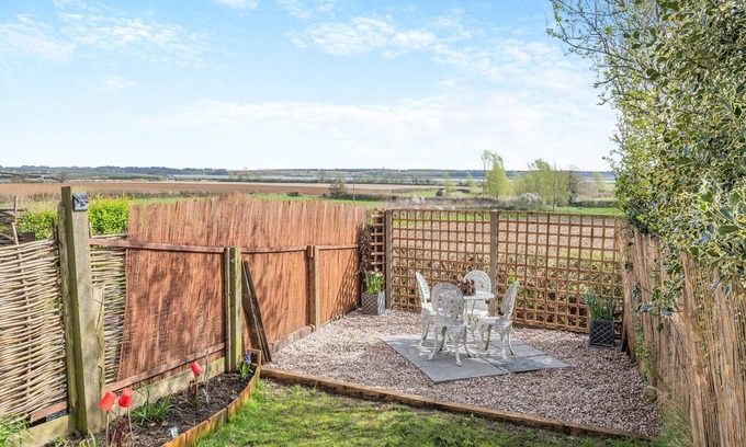 Martlesham Heath Cabaña | A humble, cute country cottage with views over the river.