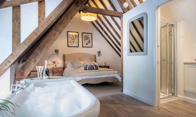Cheltenham Cabaña | A immaculate thatched cottage a stone's throw from Cheltenham's racecourse.