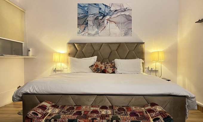 Hauz Khas Apartamento | A king size bed and urban retreat in the heart of Hauz Khas Village.