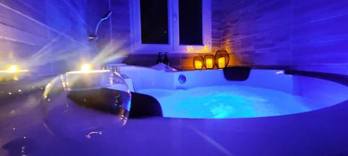 Cuges-les-Pins Cama Y Desayuno | A l'Orée des pins - Gite et spa de 30 m2- Home Cinéma et massage en sup