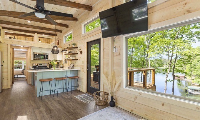 Oconee County Cabina | A Lakefront Tiny Cabin: Kayaks,SUP,Near Jocassee