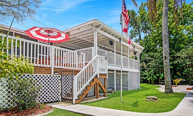 Lake Alfred Casa | A lakeside sunset delight near Disney, Universal, Sea World, Busch, LegoLand